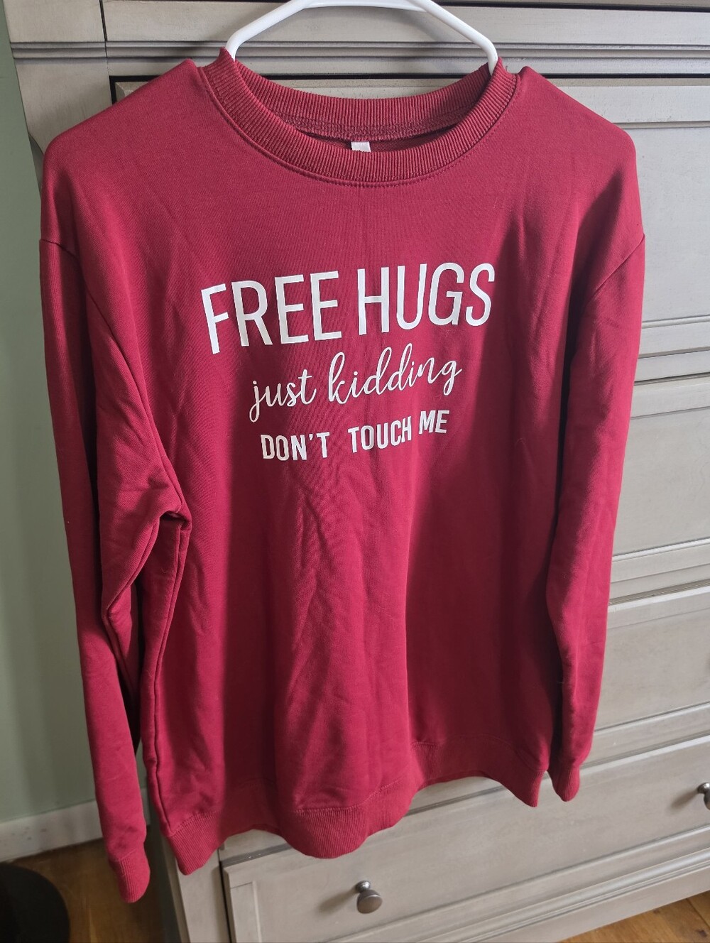 Source Unknown Red Crewneck Sweatshirt with White 'FREE HUGS' Graphic